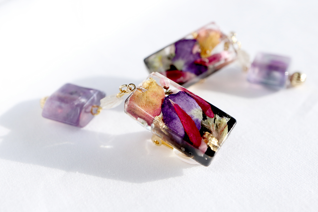 黒とお花 × ヴィンテージビーズ耳飾りの画像2