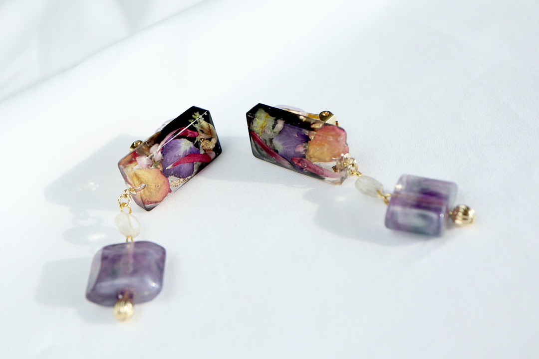 黒とお花 × ヴィンテージビーズ耳飾りの画像3