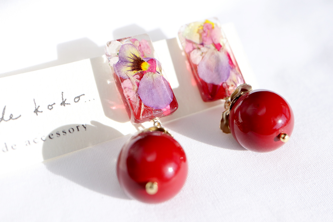 こっくり赤とビオラの耳飾りの画像2