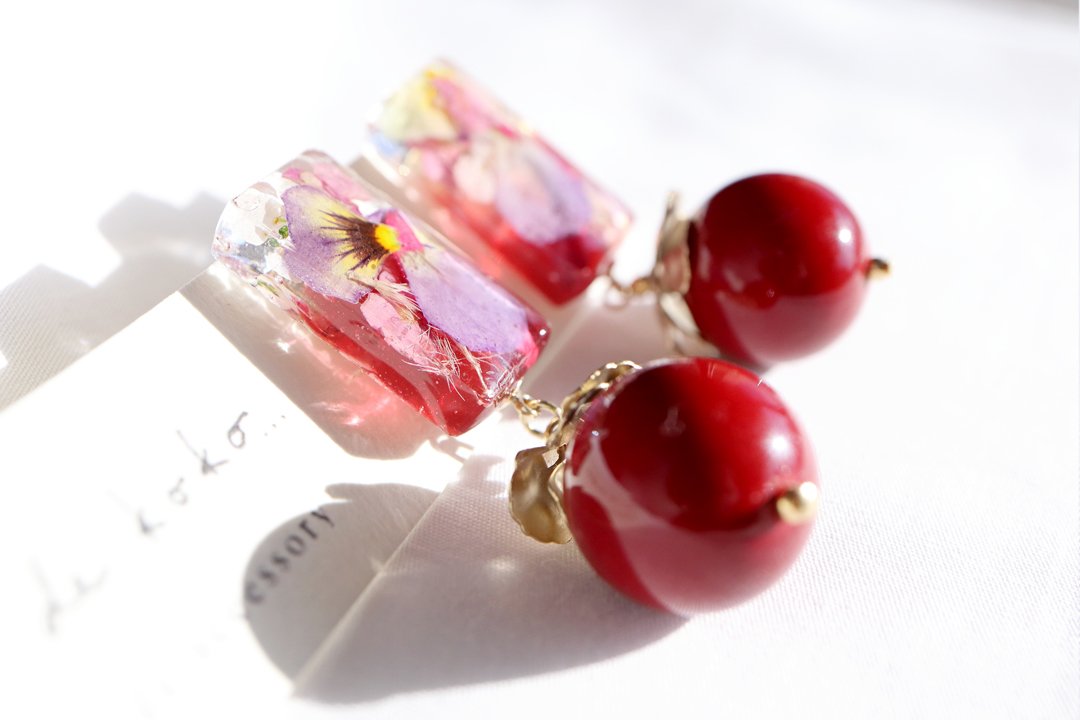 こっくり赤とビオラの耳飾りの画像3