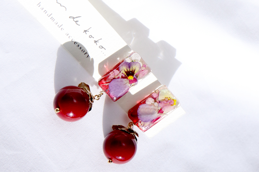 こっくり赤とビオラの耳飾りの画像4