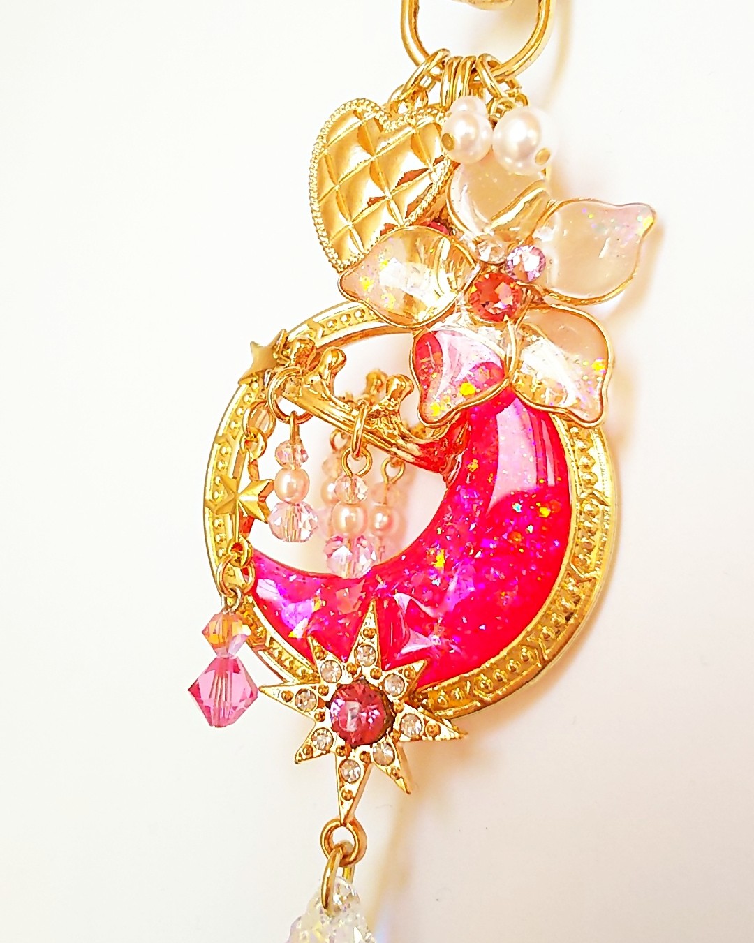 O様専用ページ♡ピンクフラワーの三日月立体シャンデリアキーホルダーの画像2