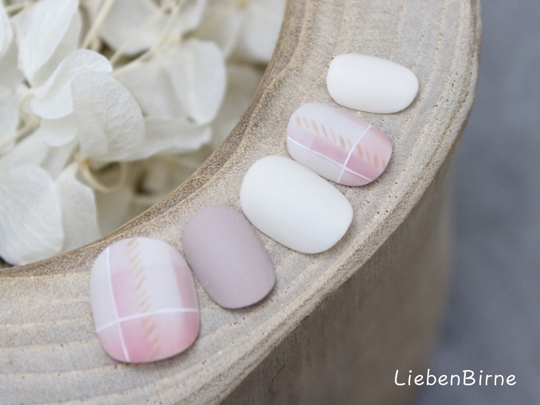 ピンクのふんわりチェックネイルの画像2