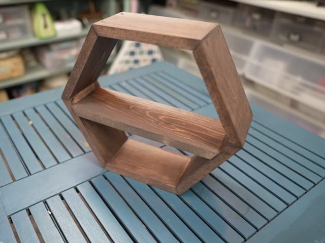 映える収納が楽しめる！「六角形シェルフ」