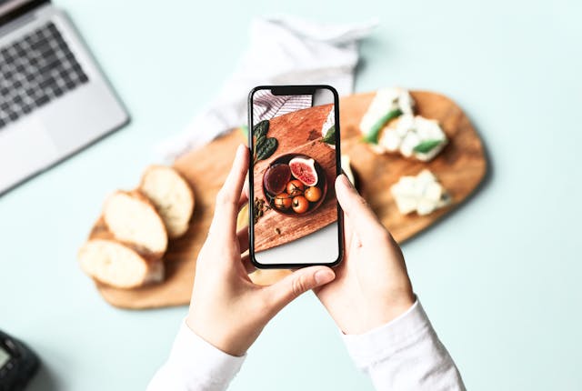 スマホ1台で
“プロ級”の料理写真を目指しましょう