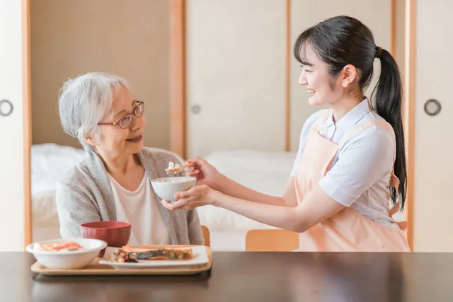 「食事中に咳き込む」「喉を通りにくい」
嚥下機能低下のサインかもしれません
