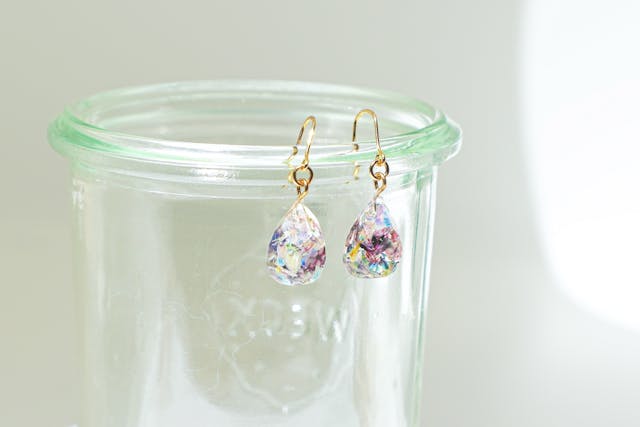 透明感のある輝きが魅力の
「UVレジンアクセサリー作り」に挑戦しませんか？