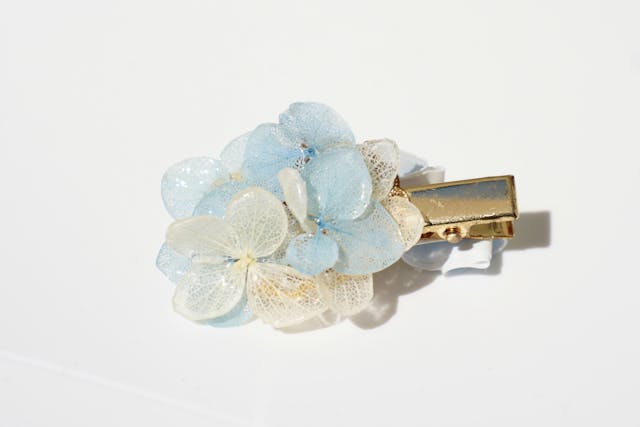 透明感のある輝きが魅力の
「UVレジンアクセサリー作り」に挑戦しませんか？