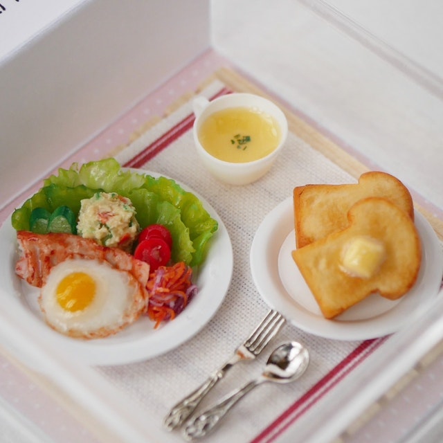 食器作りから学べる1/12サイズミニチュアフード講座 〜パンのモーニングセット編〜を受講したおばなぎさんの作品