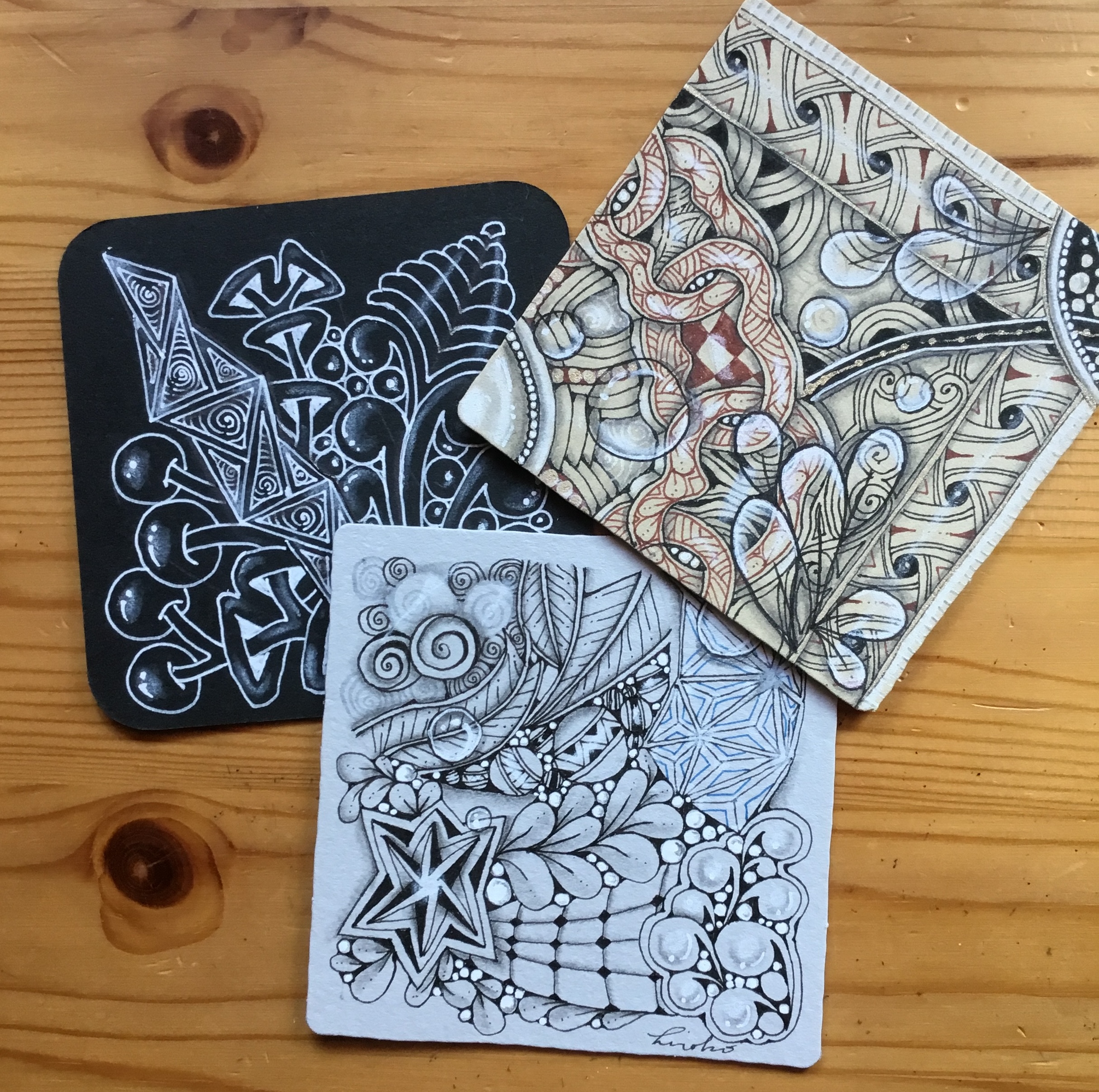 絵心不要のアートの世界！カラータイルで光と影を楽しむゼンタングル®︎講座を受講したひろるさんの作品