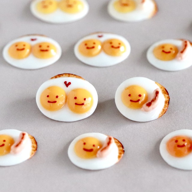 リアルで可愛い!気分を上げる目玉焼きとパンのミニチュアブローチレッスンを受講したamiさんの作品