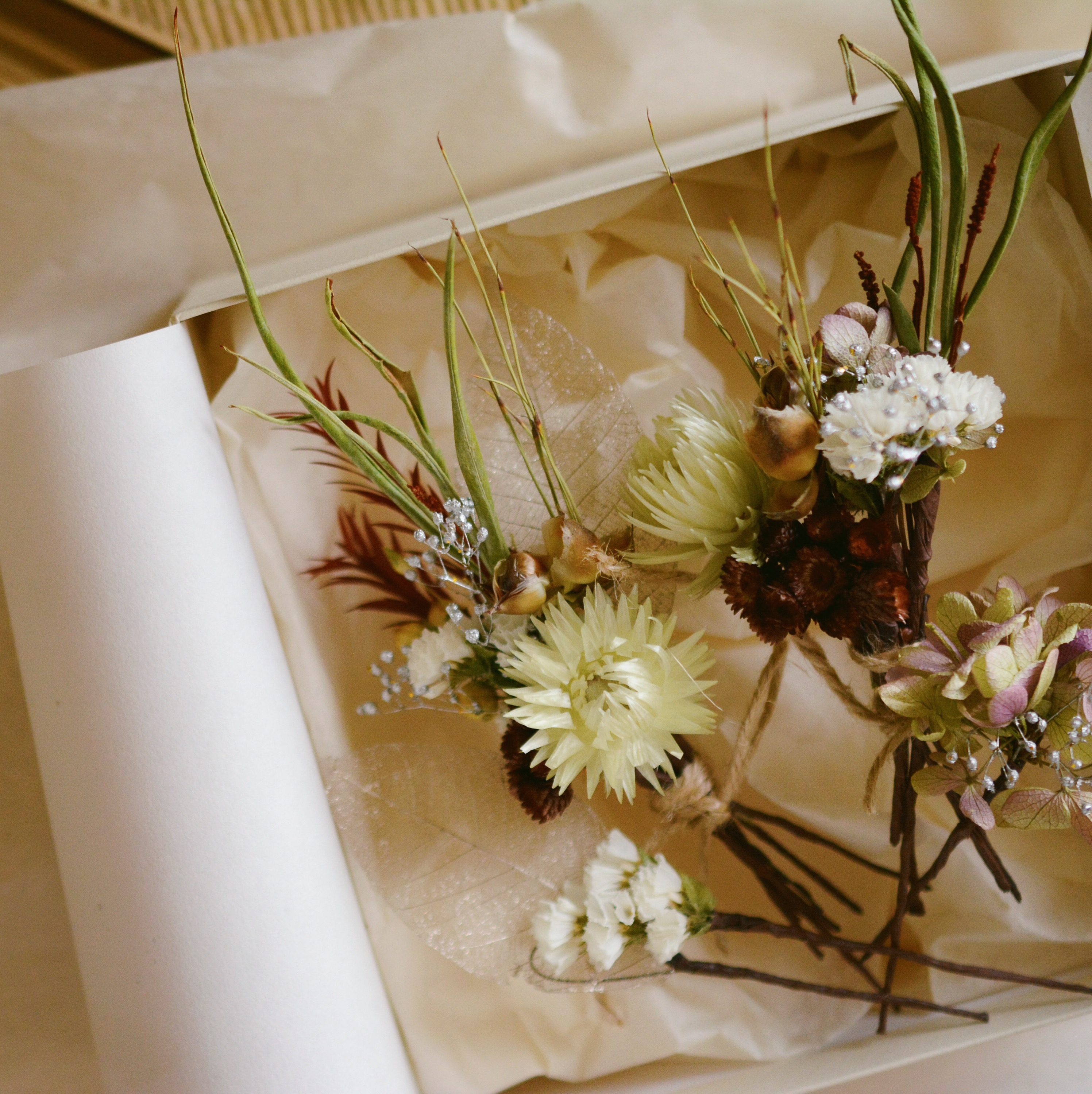 ウェディングにもぴったり！　フラワーヘアアクセサリーの作りかたの紹介画像1