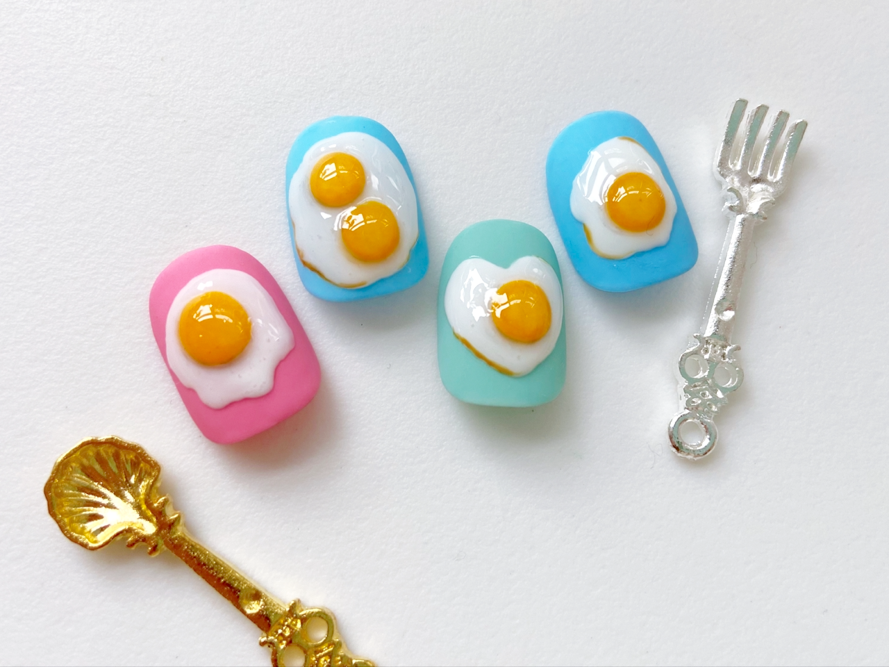 ジェルで作る目玉焼きネイル