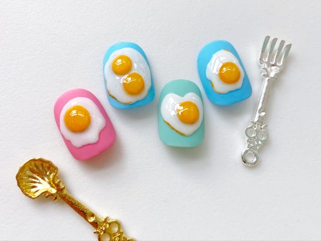 ジェルで作る目玉焼きネイル