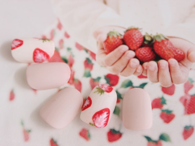 動画 リアルないちごの描き方 スパスパいちごネイルのやり方 Fantist 動画 リアルないちごの描き方 スパスパいちごネイルのやり方 Fantist