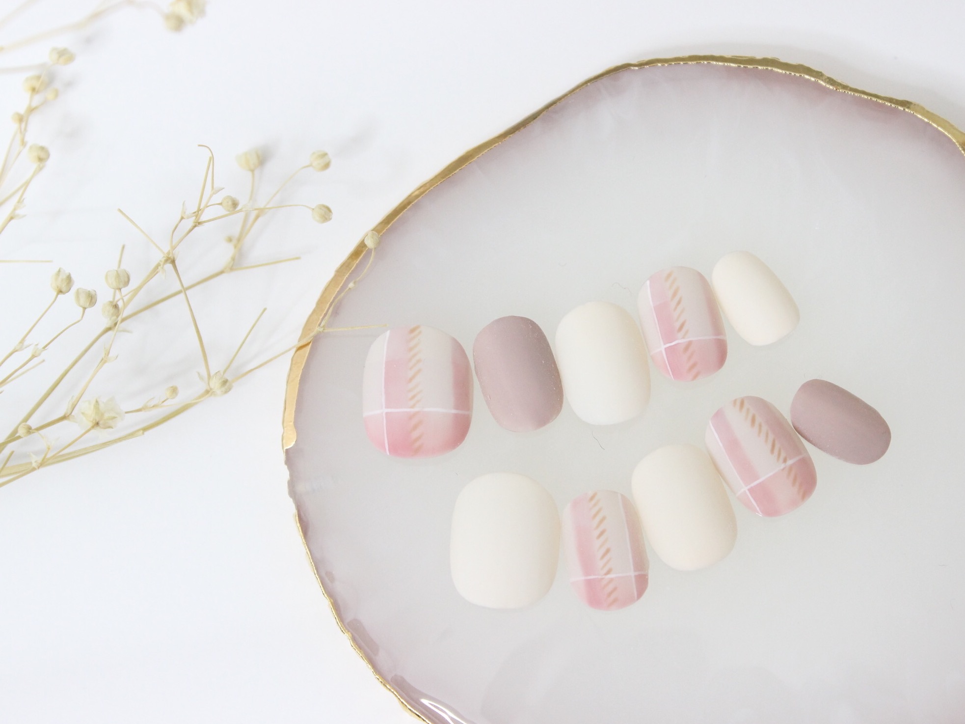 幾重にも重なる奥行き感！ピンクのチェックネイルの作り方