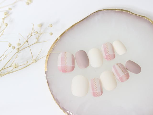 幾重にも重なる奥行き感！ピンクのチェックネイルの作り方