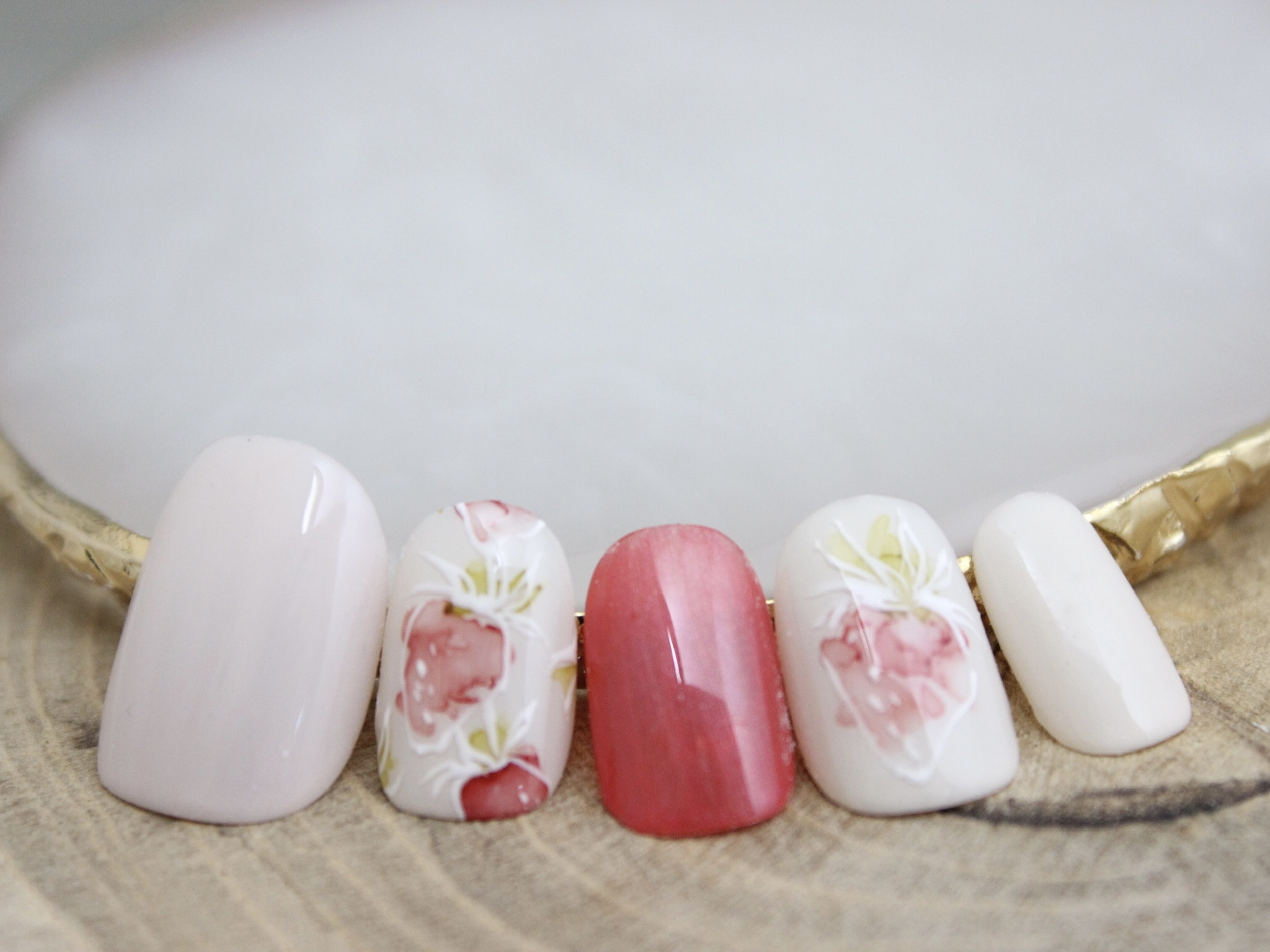 おしゃれなラフさがポイント！ジューシー苺のネイルの作り方