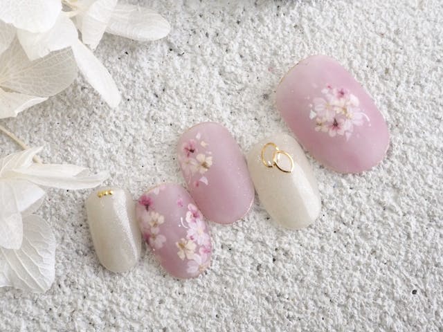 手描きと押し花Ｗフラワーのかわいいネイルのやり方