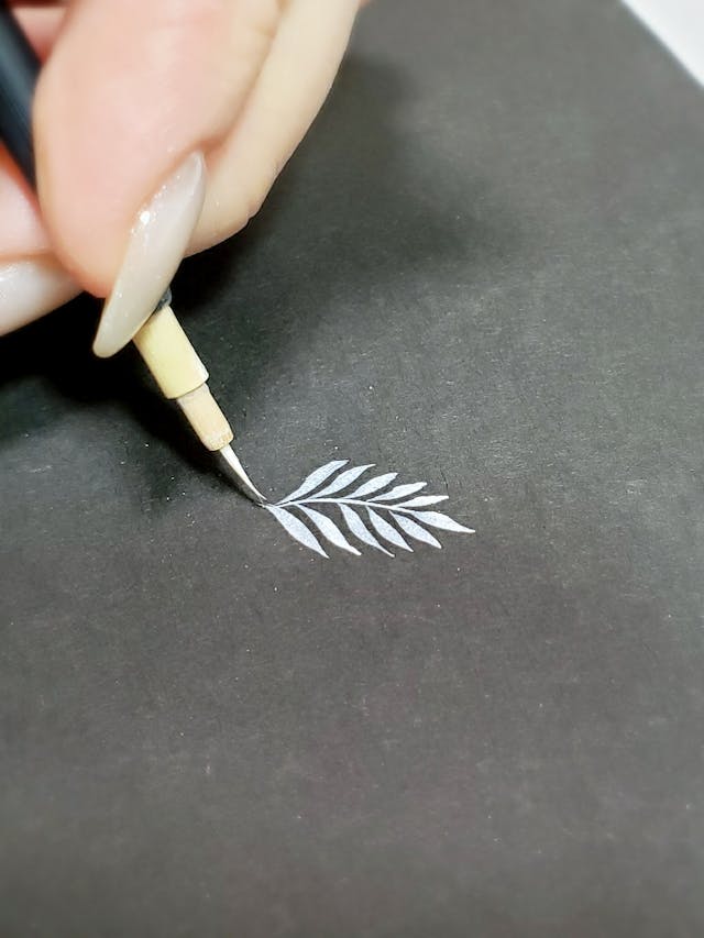 アクリル絵の具ネイルアートを基礎から学ぶ『筆の持ち方・動かし方』