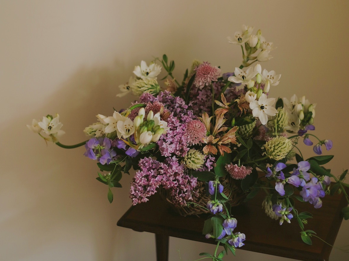 季節の花でつくるフラワーバスケット