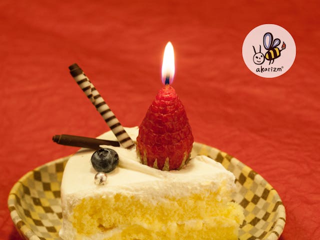 いちごキャンドルの作り方【工作感覚でできる！ミツロウシートのくるくるキャンドルづくり】