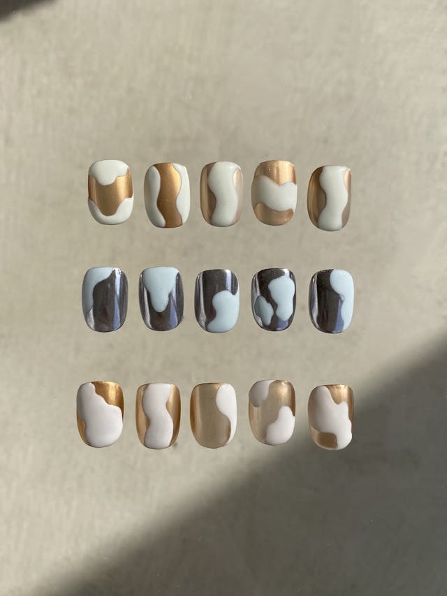 質感の異なるうねうねネイルのやり方