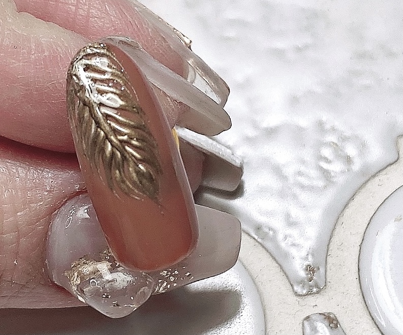 メタリックジェルで描ける立体リーフアートのやり方