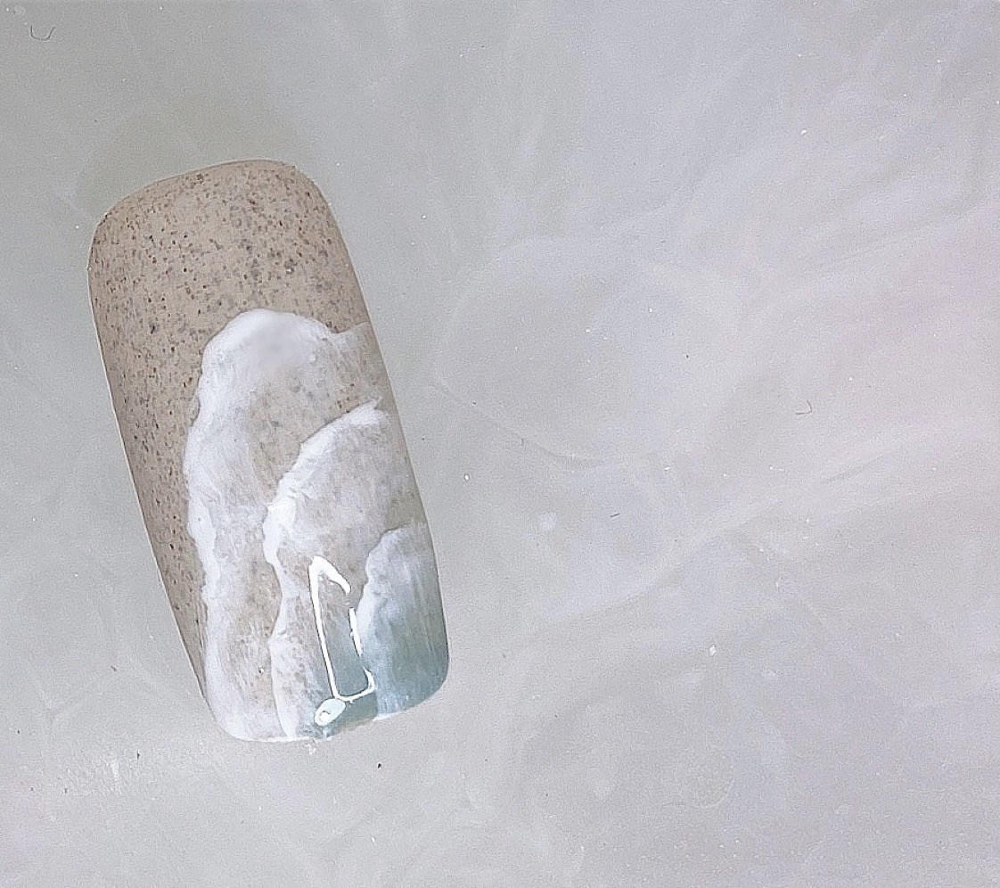 奥行き感が可愛い！砂浜イメージの波ネイルのやり方