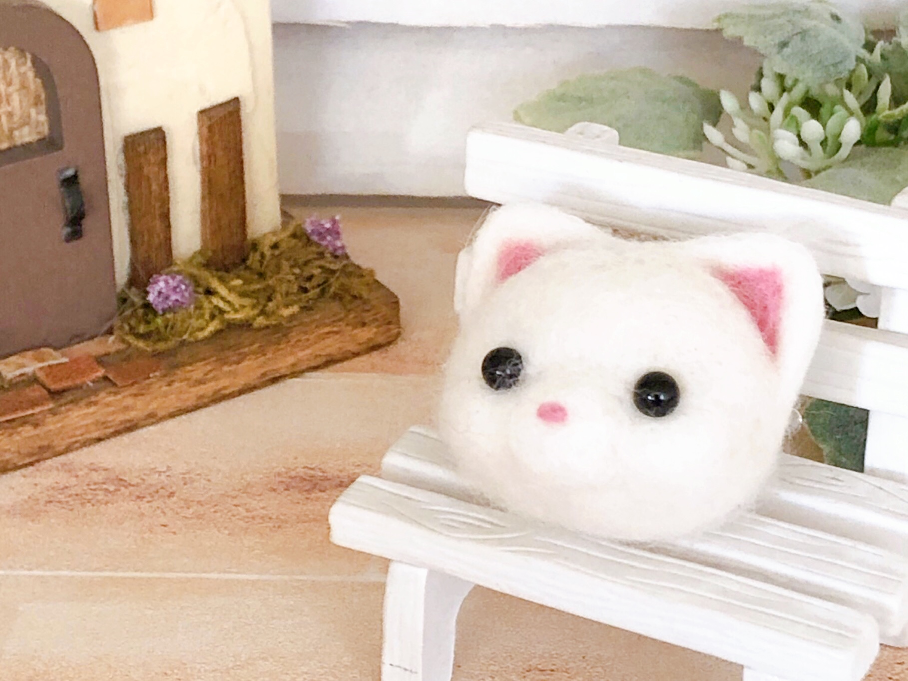 羊毛フェルトで作る白ネコのブローチ