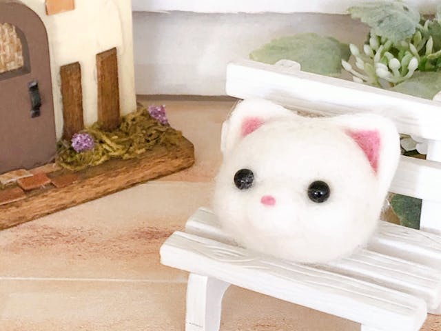 羊毛フェルトで作る白ネコのブローチ