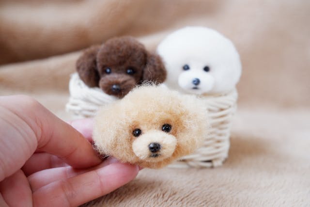 プードルの顔ブローチ３、耳の植毛と全体の仕上げのやり方