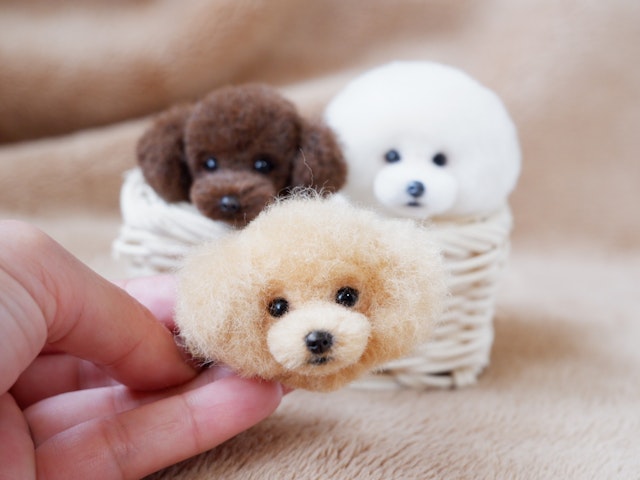 プードルの顔ブローチ3、耳の植毛と全体の仕上げのやり方