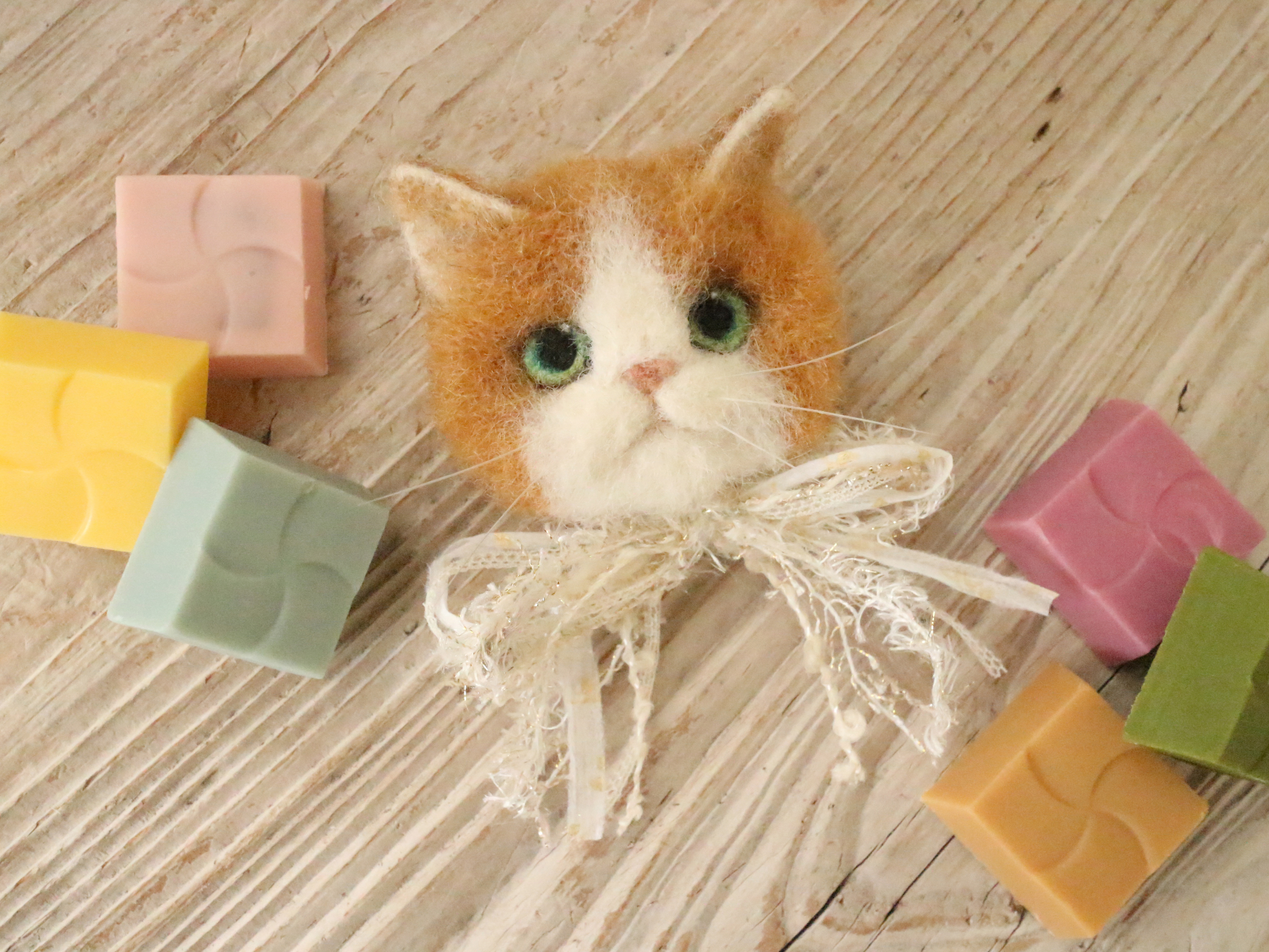 羊毛フェルトで作る オープンアイズの猫ちゃんのブローチ