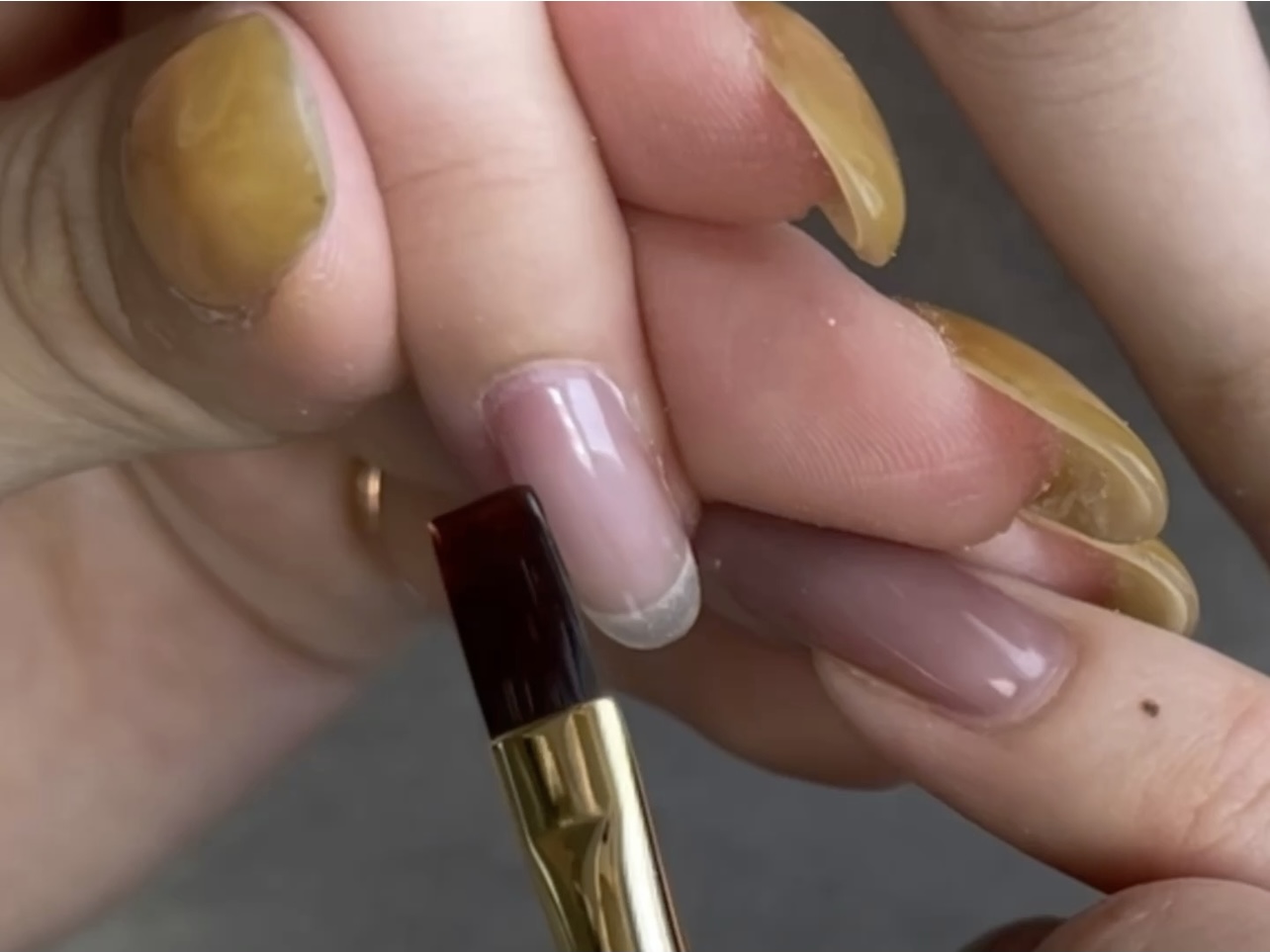 浮かないネイルのための土台作り〜ベース塗布〜