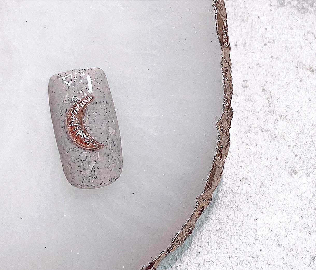 簡単！綺麗にできるムーンネイルのやり方