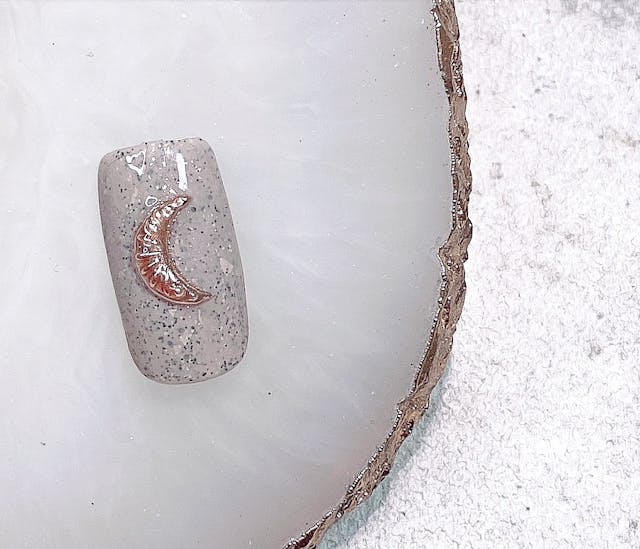 簡単！綺麗にできるムーンネイルのやり方