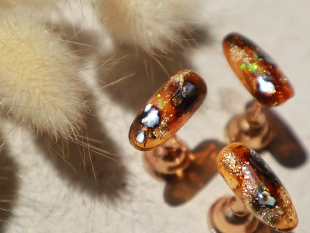 従来の鼈甲ネイルとは違う奥行きのある輝き