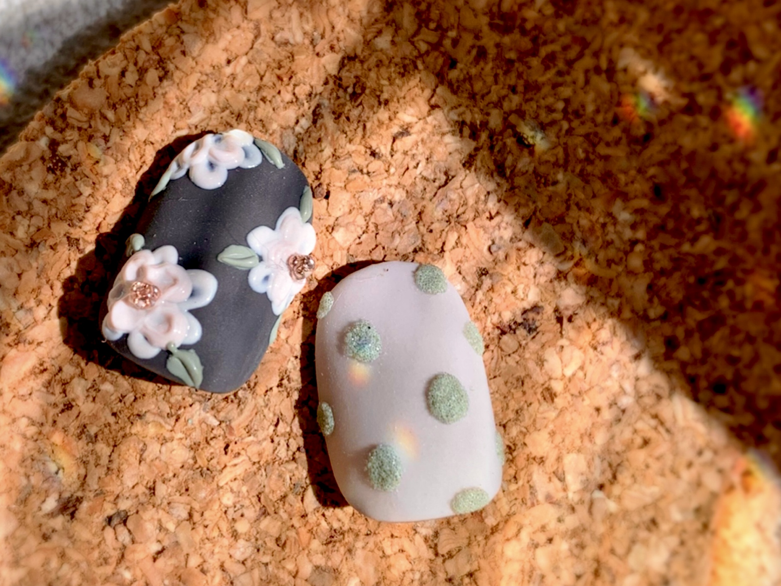 立体的な motif flower と もふもふドット🌼🧶