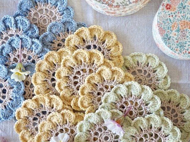 かぎ針編みの花びらコースター