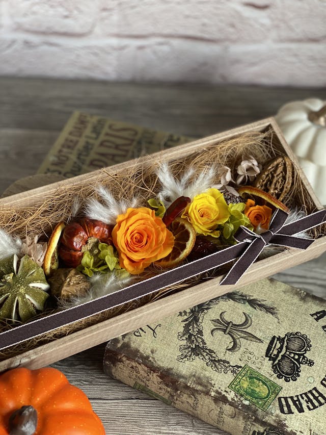 ブリザーブドフラワーの秋の実いっぱいボックスアレンジ
