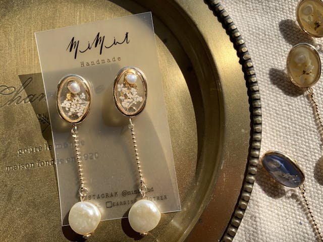 お花とパールの揺れるレジンピアス