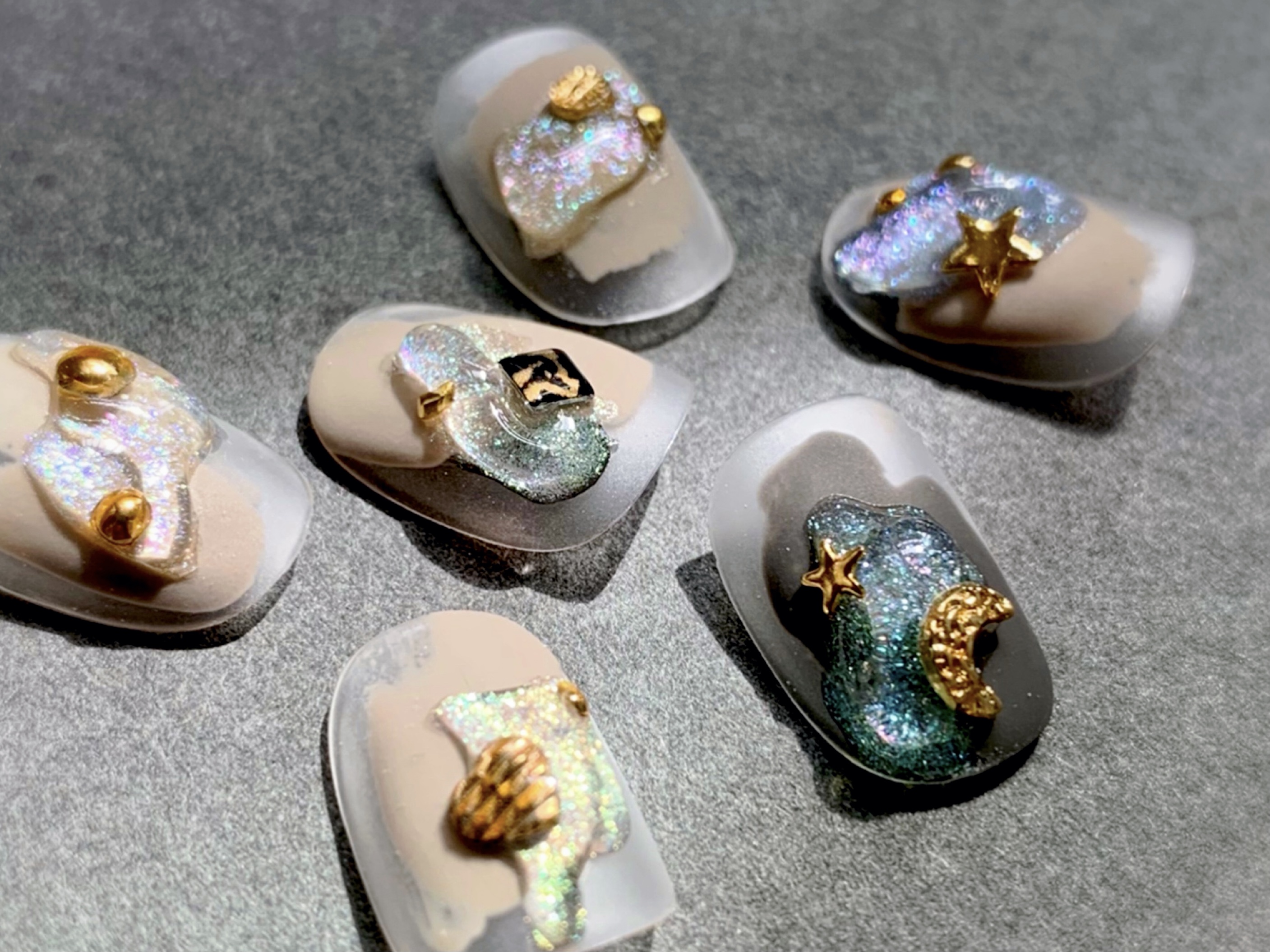 宇宙色の絵の具をぶちゅっと出した様なぷっくりアート🧙‍♀️✨