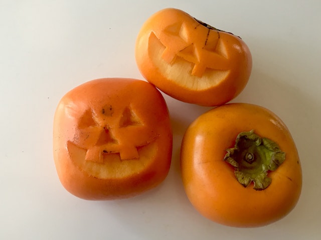 ハロウィンを楽しむ 柿のカービング