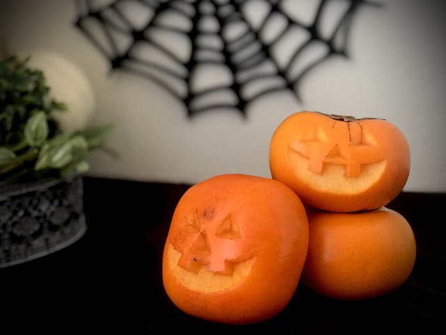 ハロウィンを楽しむ　柿のフルーツカービング🎃