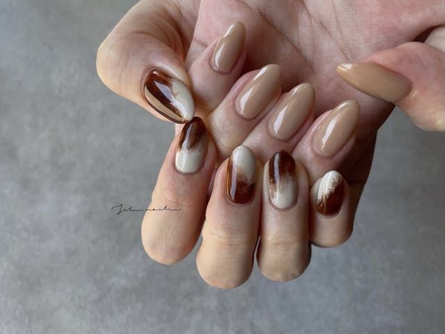 SNSで大人気だった "カフェラテネイル" のやり方