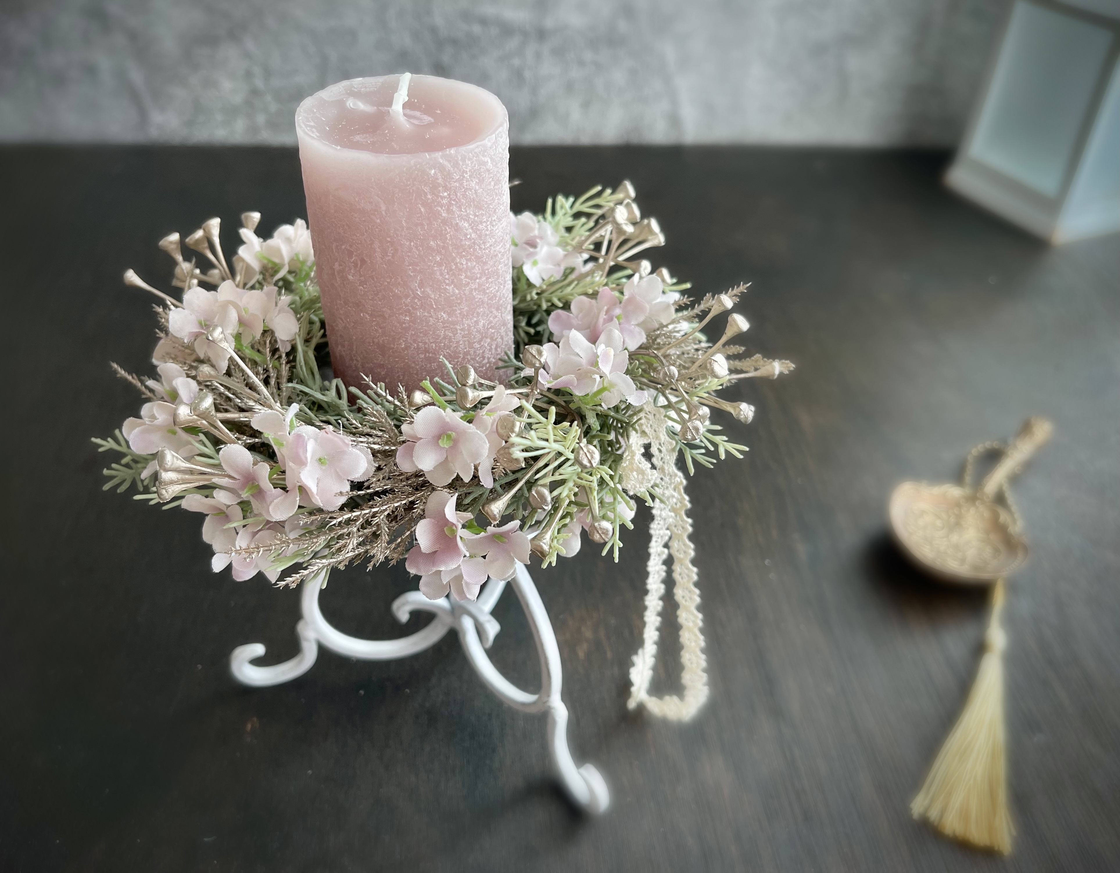 シャビーな「キャンドルスタンドアレンジ」