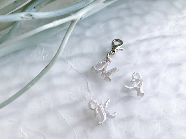 シリコンモールドを使ったアルファベットチャームの作り方