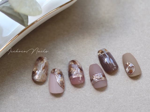 ホワイトべっ甲ネイルを可愛くアレンジ♡