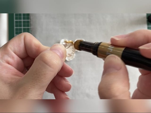 ゴールドの縁取り花びらパーツ